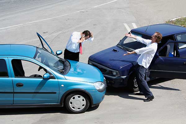 Кто возмещает ущерб при ДТП собственник или водитель?